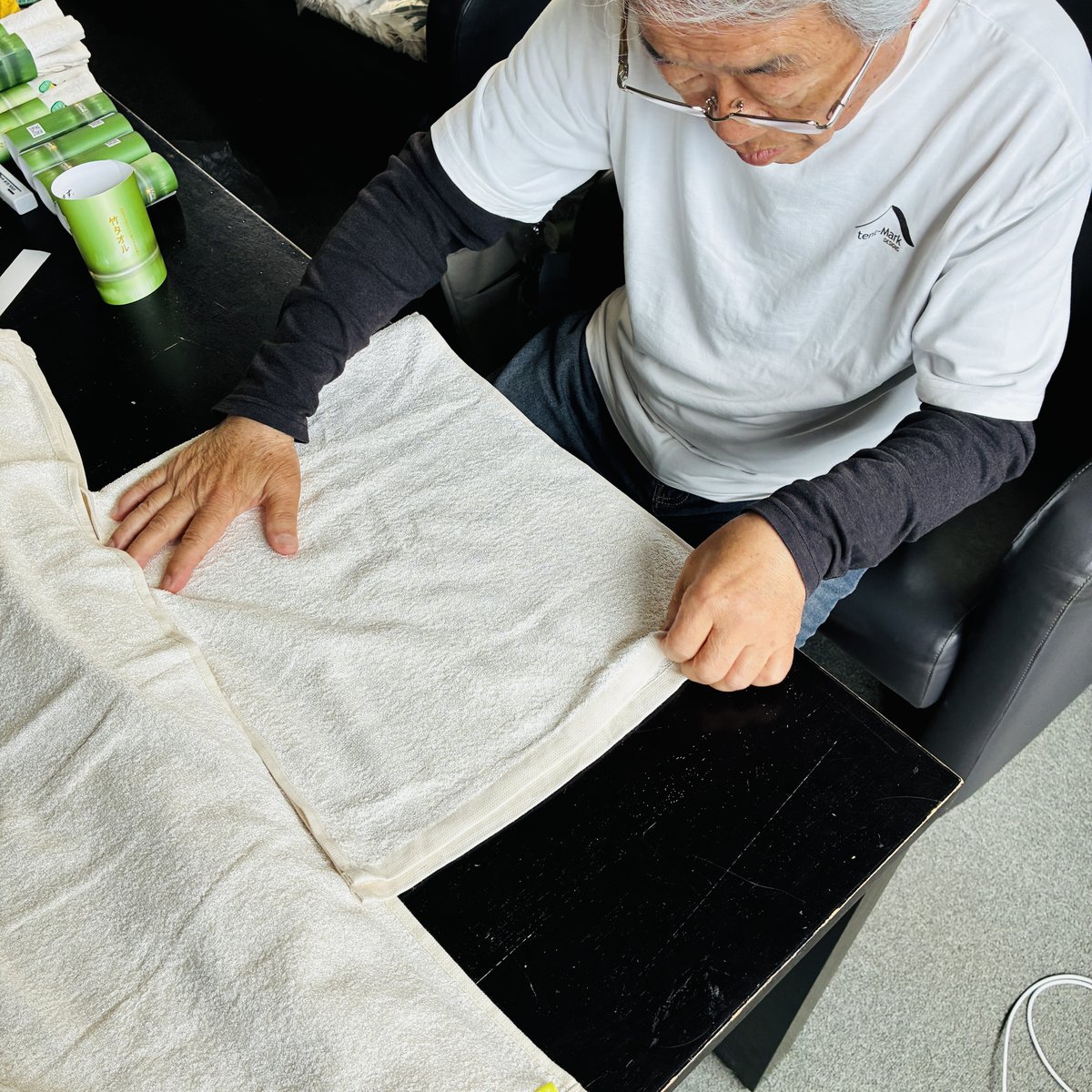 福田一夫が竹タオルを一枚ずつ手作業で検品している様子
