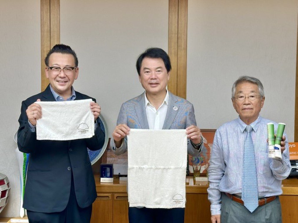 宇都宮市長を表敬訪問。宇都宮餃子会の会長、デュプラスの福田とともに、餃子柄の竹タオルと竹キッチンペーパーを手にした写真