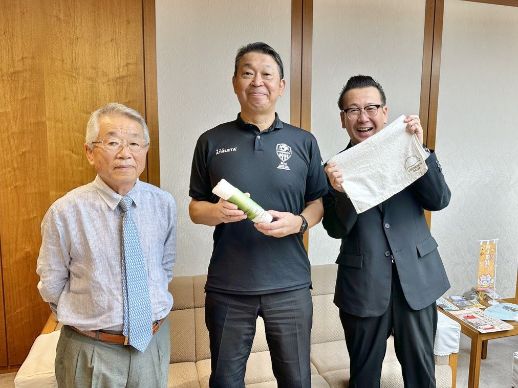 宇都宮市副市長への挨拶。餃子柄の竹タオルと竹キッチンペーパーを手にした写真