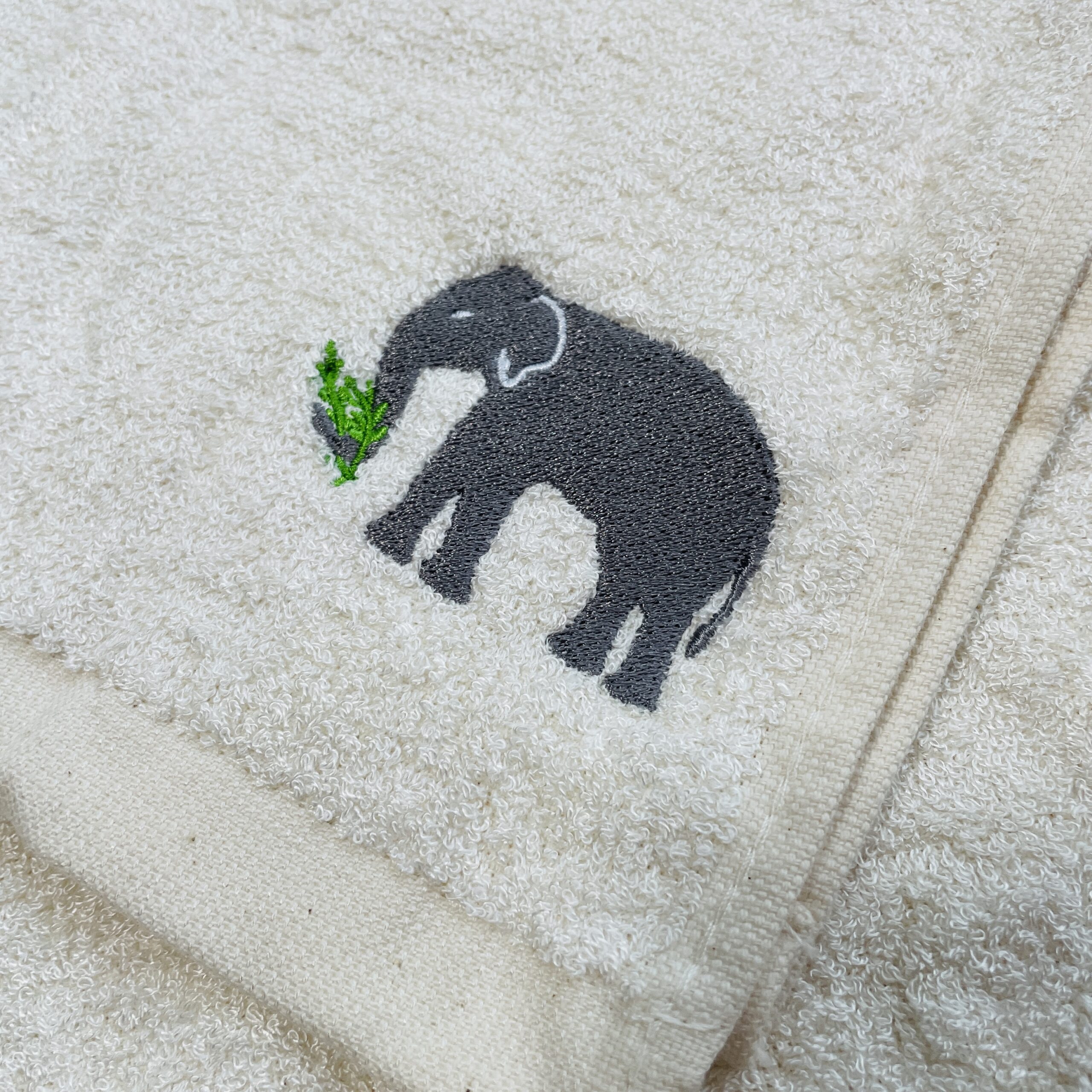 竹フェイスタオル「竹を食べる ゾウ」